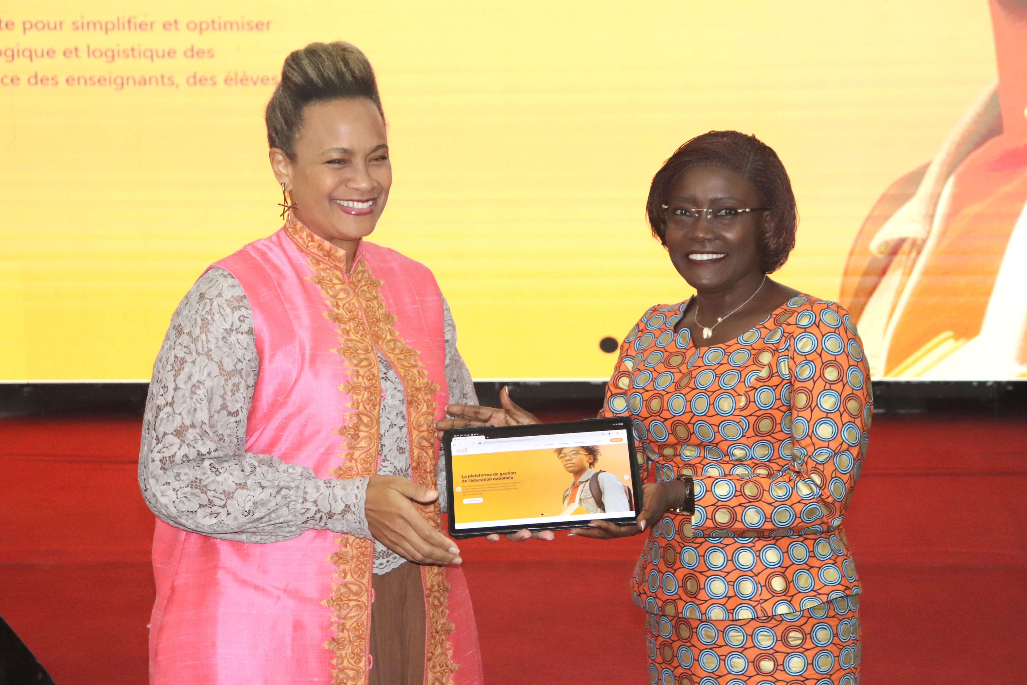 Remise officielle du SIGE au Ministère de l'Éducation Nationale et de l'Alphabétisation